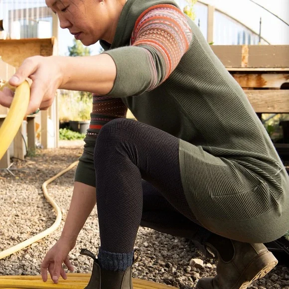 Women’s Title Nine Spark 2.0 Seamless Leggings Large Black Herringbone NWOT - Picture 4 of 5